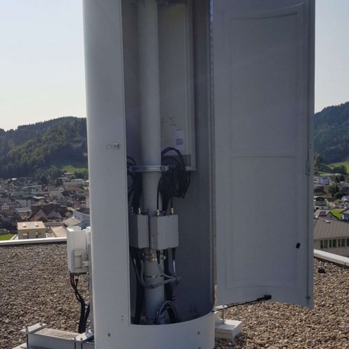 Integrierter Mobilfunkstandort mit glasfaserverstärkter Rohrkonstruktion